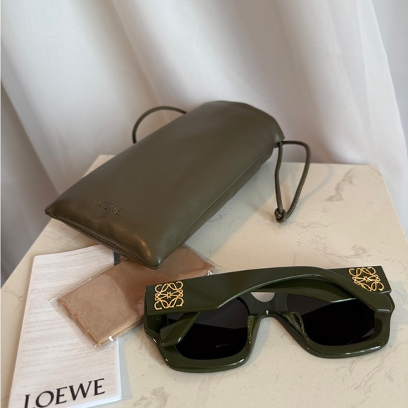 ✨ Brand New Loewe Sunglasses ✨ - Picture 3 of 10